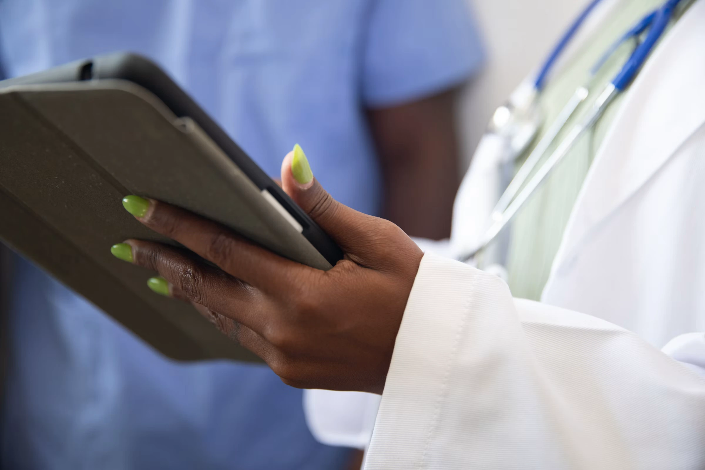 Praticien de santé utilisant une application sur tablette