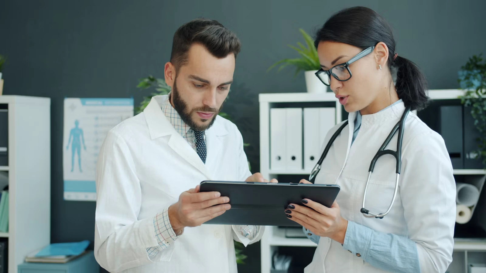 Équipe médicale consultant une application santé sur tablette